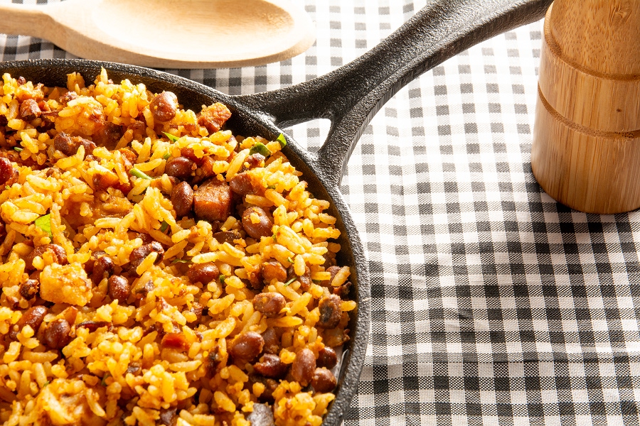 Calentado Paisa con Salchichón Mixto