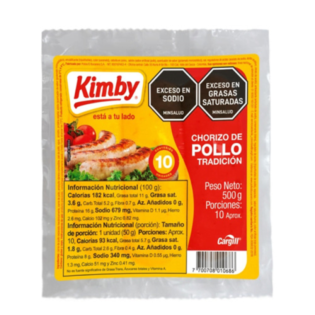 Empaque de Chorizo de Pollo Tradición de la marca Kimby. El paquete es de 500 gramos y contiene aproximadamente 10 unidades. En la parte superior derecha se muestran dos sellos de advertencia nutricional de Minsalud: "Exceso en Sodio" y "Exceso en Grasas Saturadas". La etiqueta también incluye una tabla de información nutricional detallada por cada 100 g y por porción de 50 g, resaltando un contenido de 93 calorías y 340 mg de sodio por unidad. En la parte inferior se observa el logotipo de Cargill y un cód