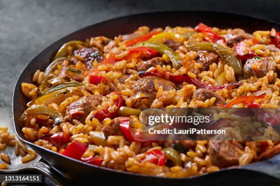 Arroz atollado con salchichas