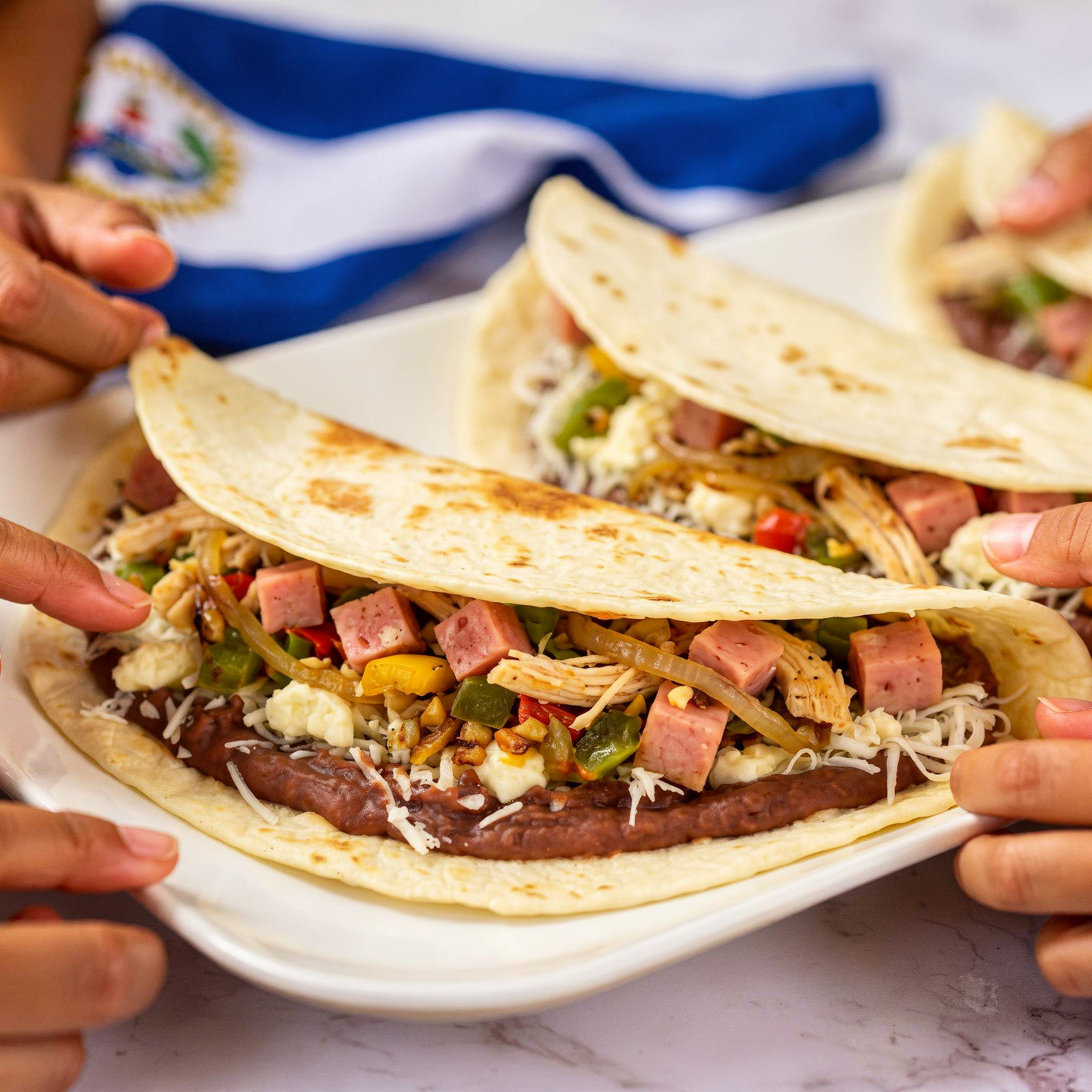 Baleada_mixta_de_pollo_y_mortadela