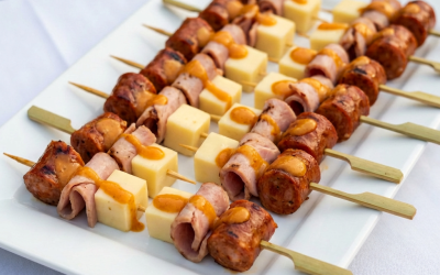Brochetas de jamón con chorizo y queso