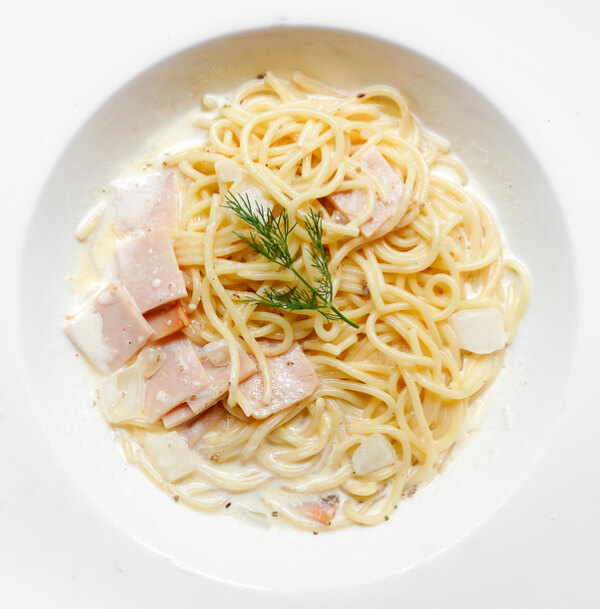 Pasta a la carbonara con jamón