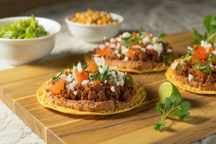 ostadas con frijoles refritos y chorizo Kimby