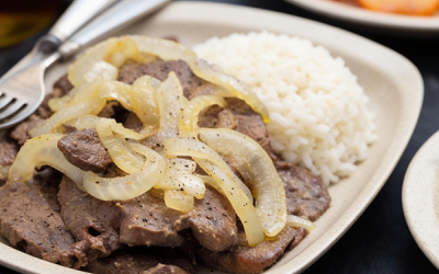 higado_encebollado_con_arroz_blanco