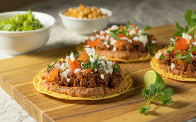 ostadas con frijoles refritos y chorizo Kimby